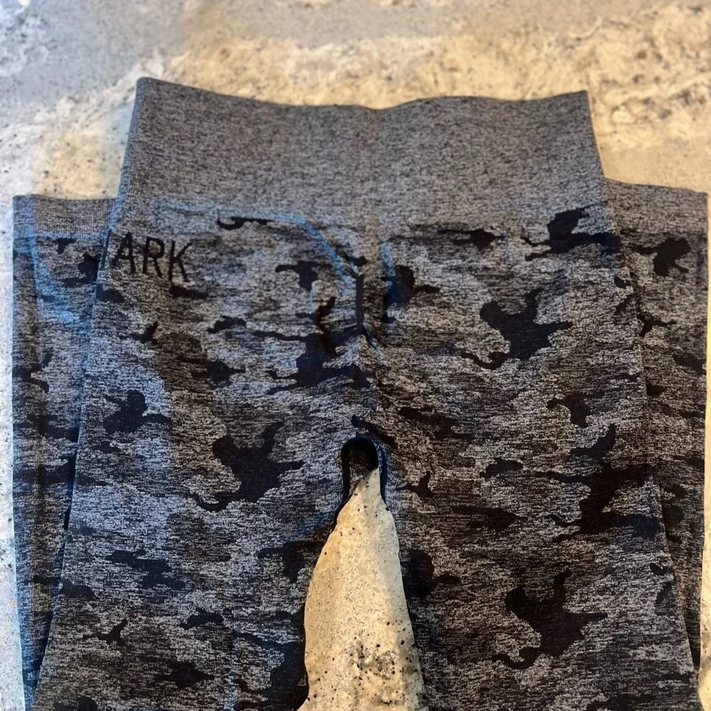 GYMSHARK Camo Legging with Scrunch Butt - Picture 2 of 3
